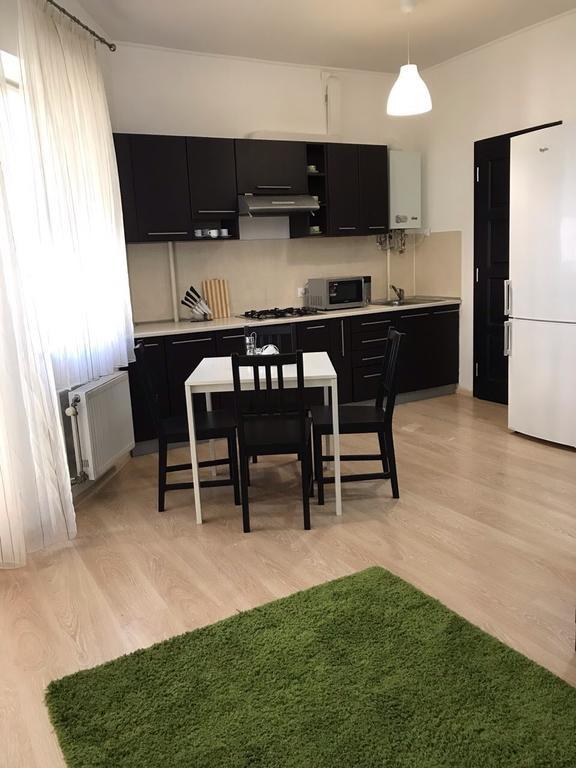 Gil Apartments, Квартира Студия В Самом Центре Пл Петефи Uzhhorod Ngoại thất bức ảnh